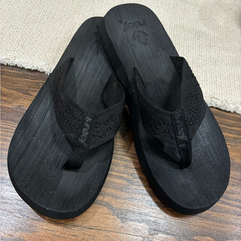 Reef- black sandals women’s size 8 EUC